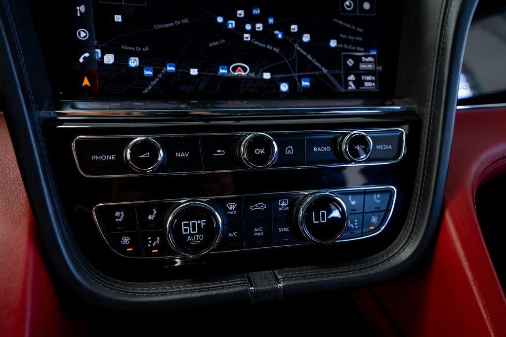 Used 2022 Bentley Bentayga AWD/4WD image 43