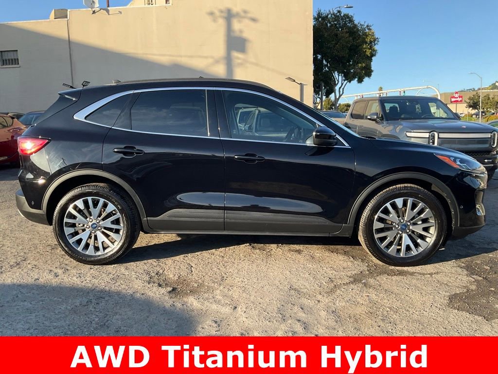 Used 2021 Ford Escape Titanium image 3