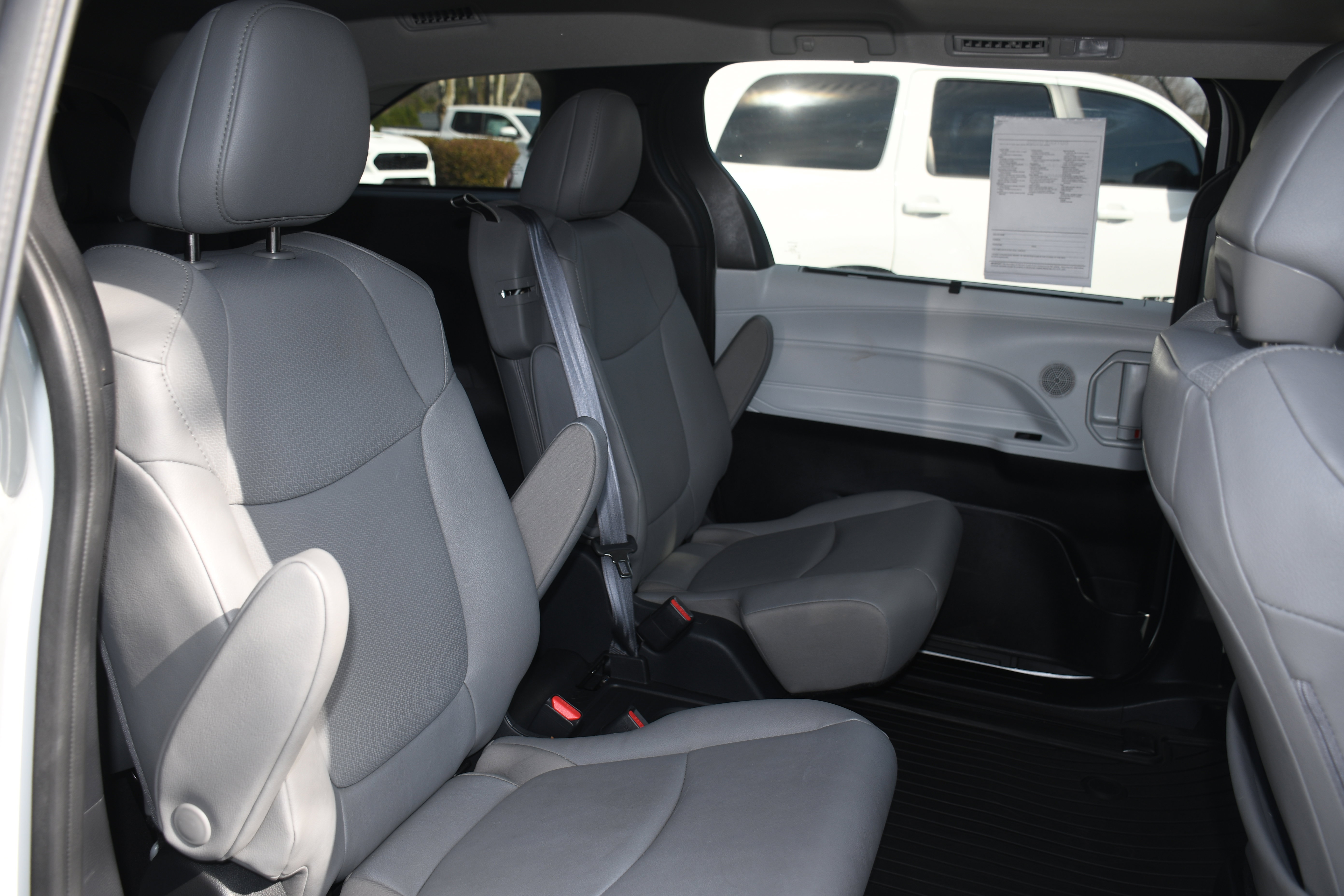 Used 2025 Toyota Sienna XLE w/ XLE Plus Package image 19