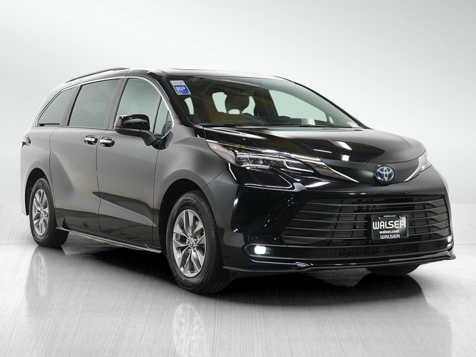 Used 2025 Toyota Sienna XLE image 7