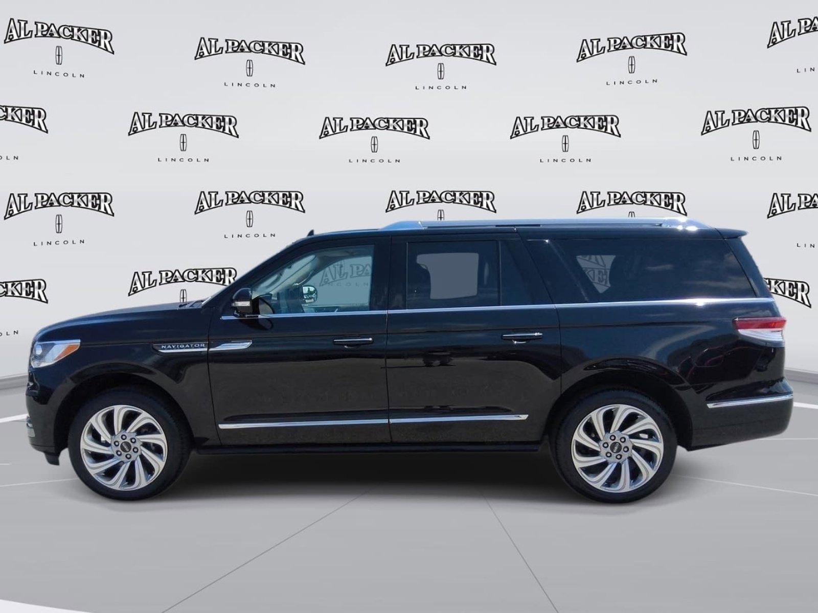 Used 2024 Lincoln Navigator L Reserve AWD/4WD image 2