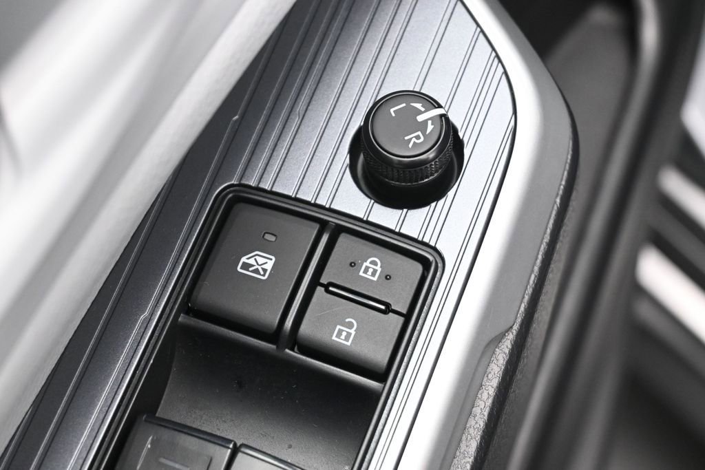 Used 2026 Toyota Sienna LE FWD image 12