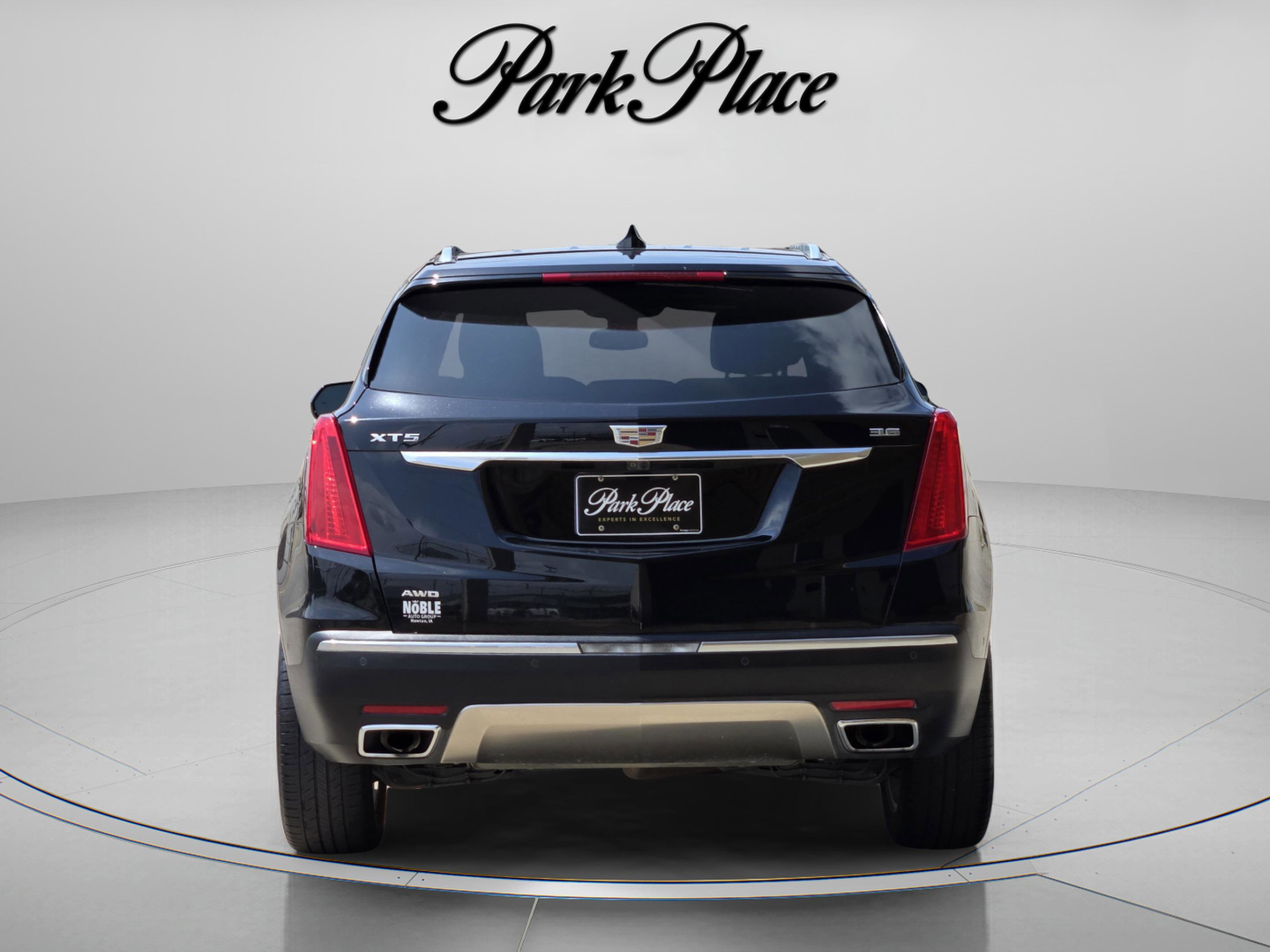 Used 2017 Cadillac XT5 Platinum w/ Driver Assist Package AWD/4WD image 4