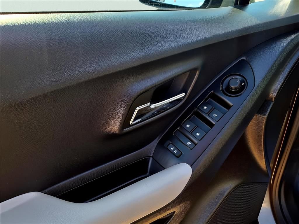 Used 2022 Chevrolet Trax LT w/ LT Convenience Package image 9