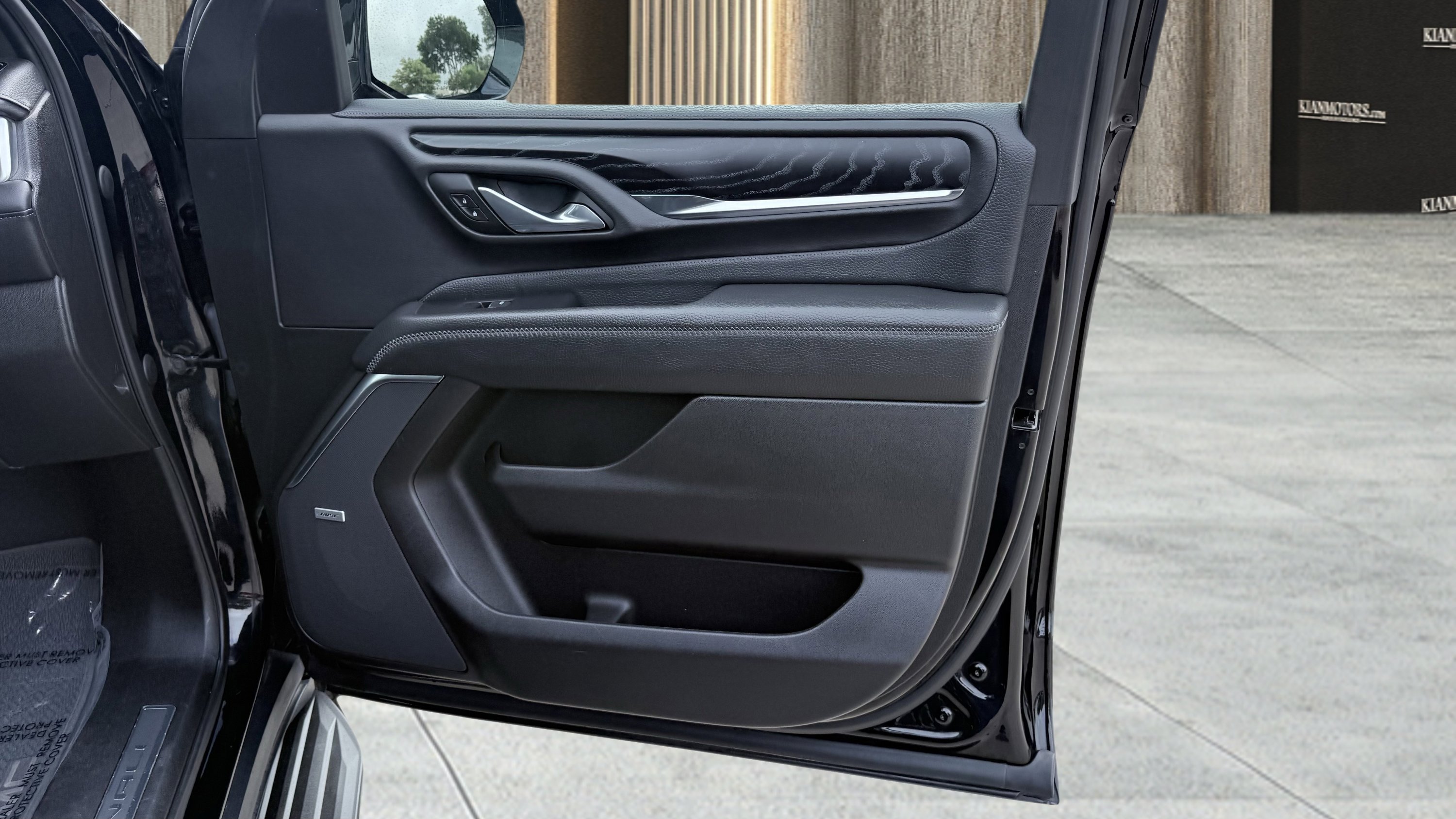 Used 2023 GMC Yukon Denali RWD image 39