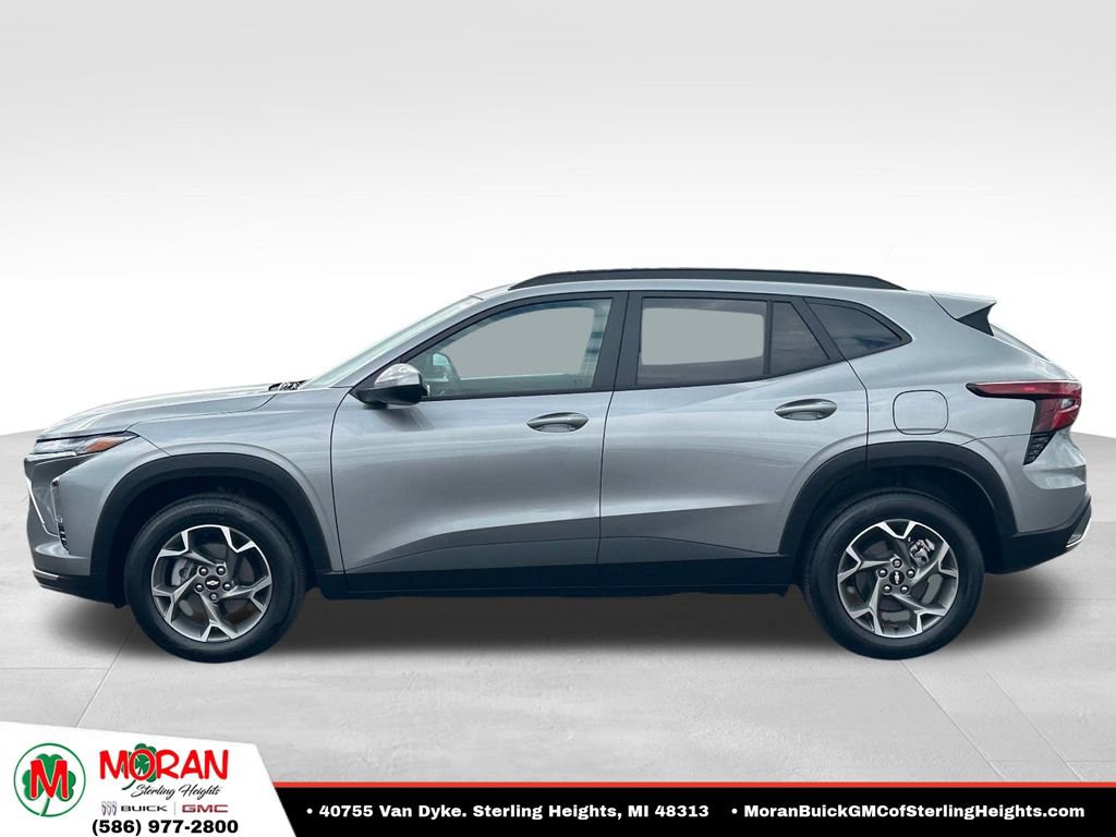Used 2025 Chevrolet Trax LT w/ LT Convenience Package FWD image 2