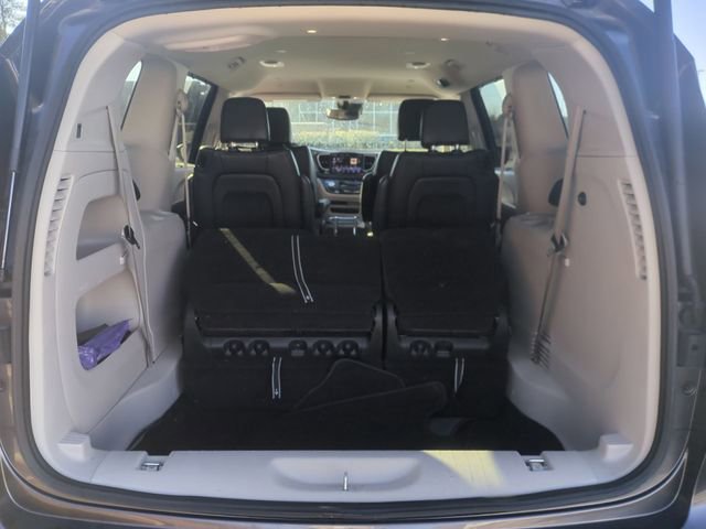 Used 2023 Chrysler Pacifica Touring-L image 5