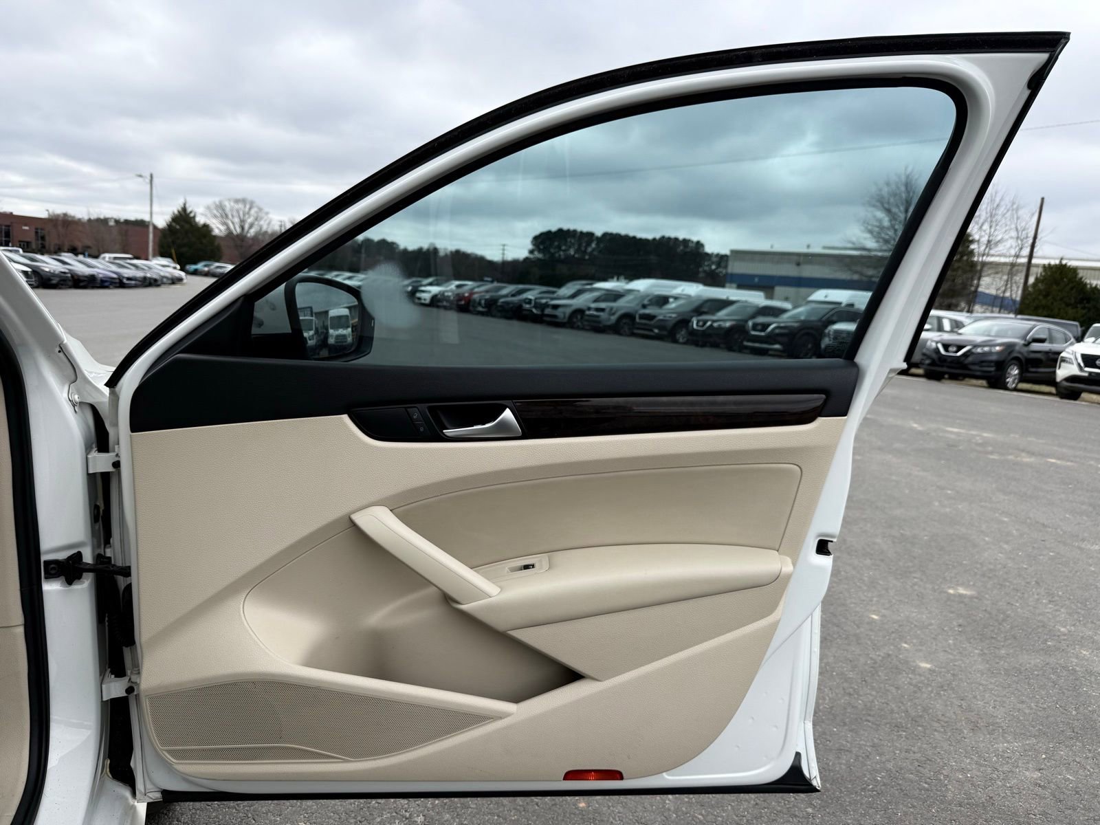 Used 2014 Volkswagen Passat 1.8T SEL Premium image 28
