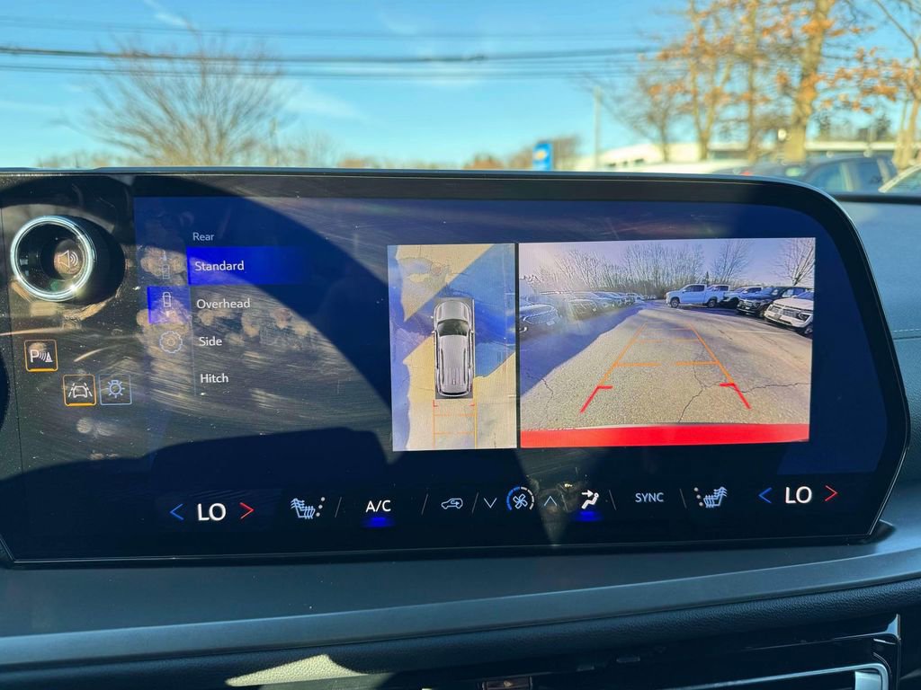 Used 2025 Chevrolet Traverse LT w/ Driver Confidence Package AWD/4WD image 27