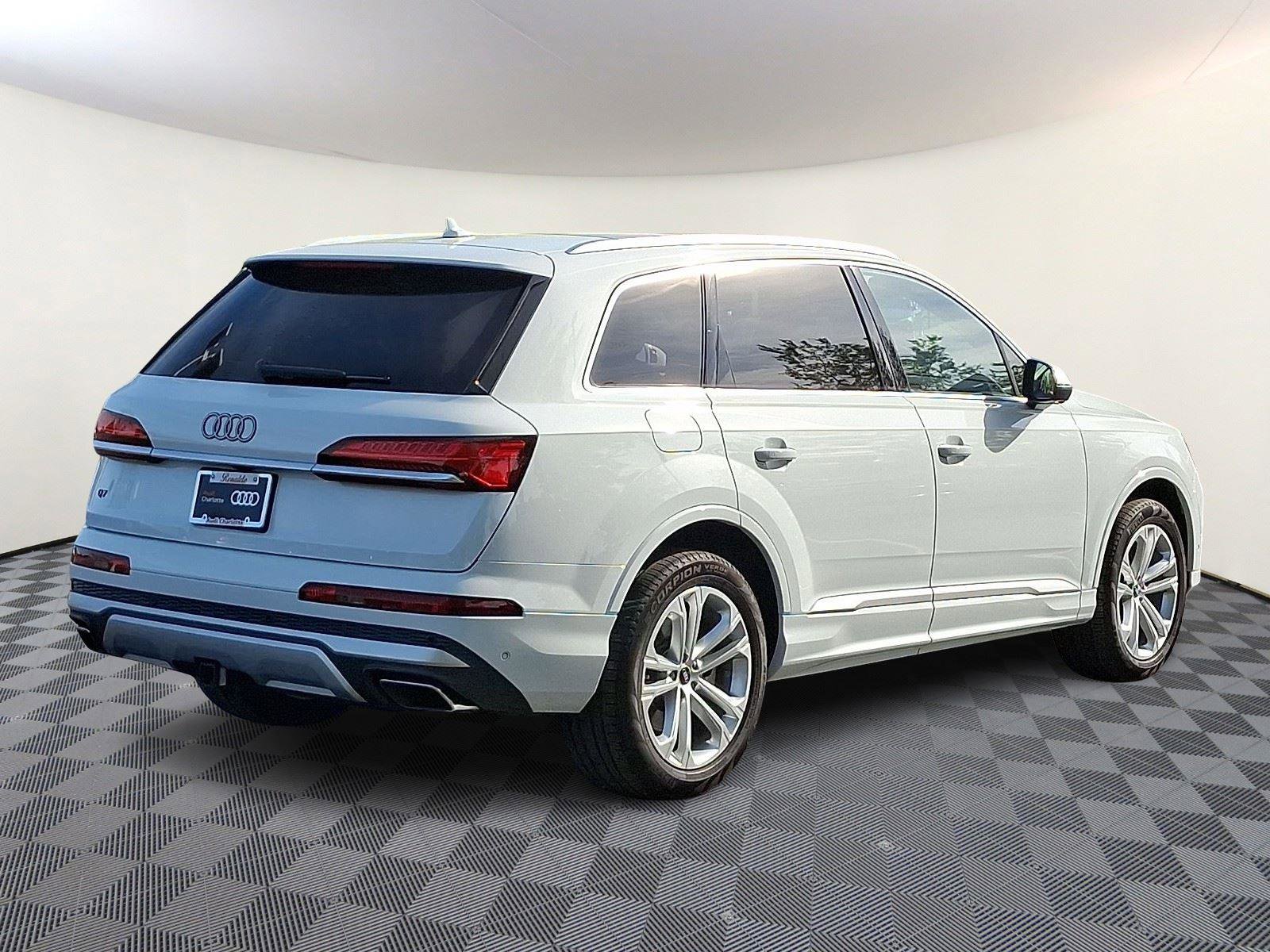 Used 2025 Audi Q7 3.0T Premium Plus w/ Premium Plus Package AWD/4WD image 6