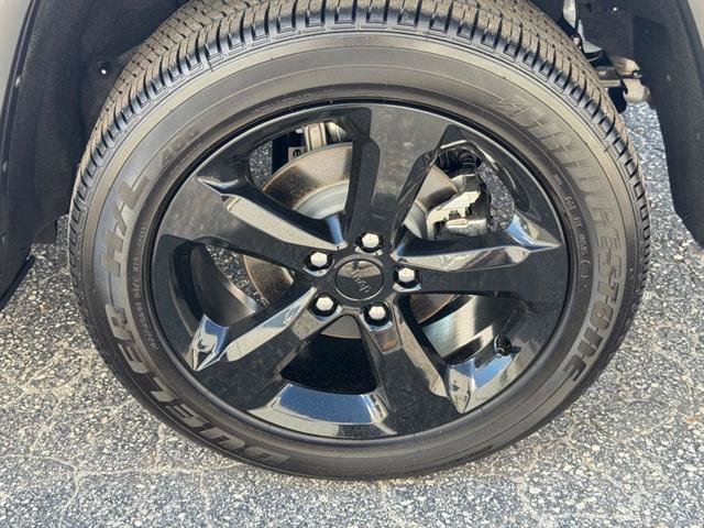 Used 2025 Jeep Grand Cherokee Altitude AWD/4WD image 13