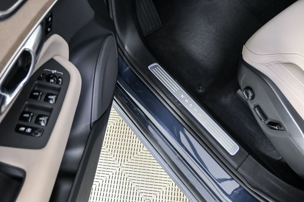 Certified 2025 Volvo XC90 B5 Core w/ Climate Package image 9
