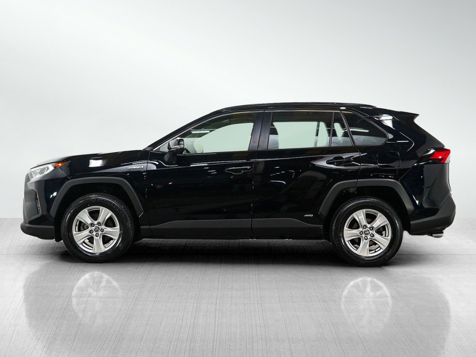 Used 2020 Toyota RAV4 XLE w/ Convenience Package image 2