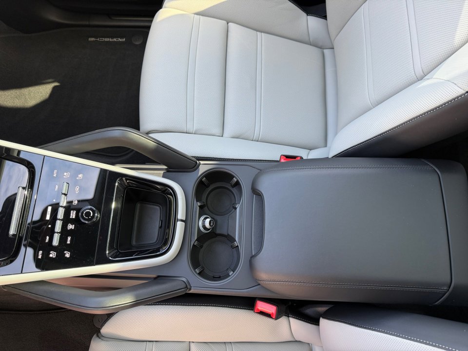 Certified 2025 Porsche Cayenne Coupe image 18