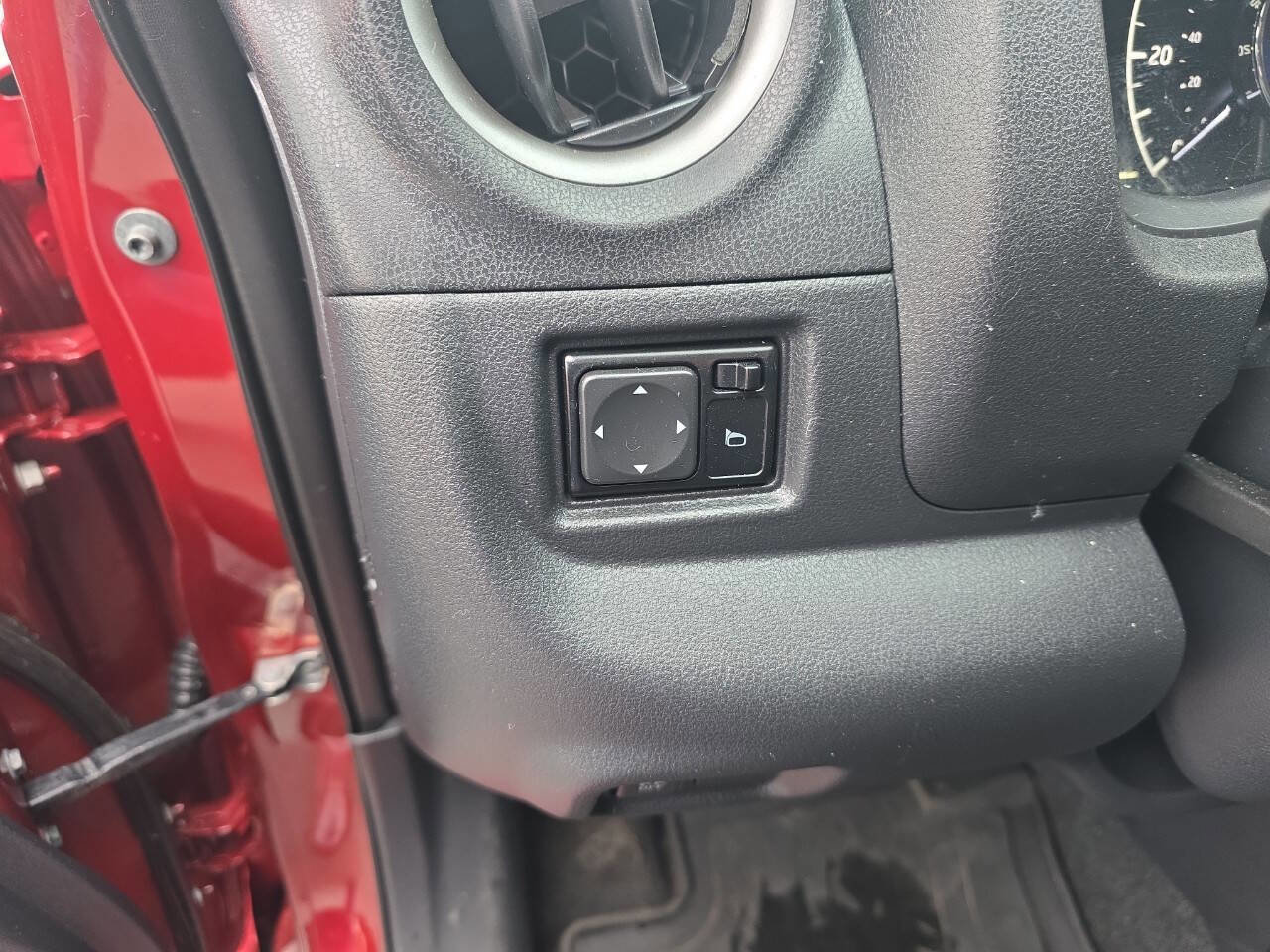 Used 2015 Nissan Versa Note SV FWD image 11