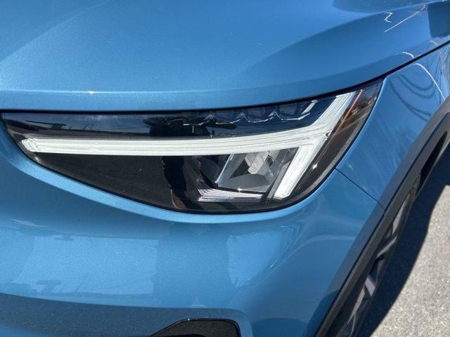 Used 2025 Volvo XC40 B5 Plus image 8