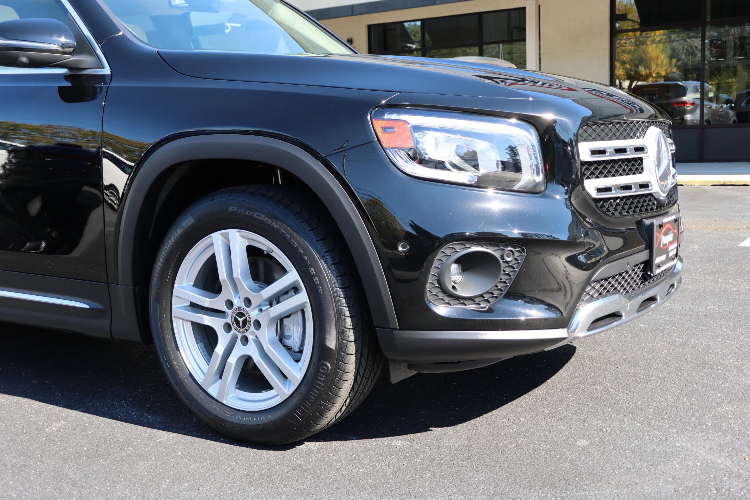 Used 2023 Mercedes-Benz GLB 250 4MATIC w/ Premium Package image 7