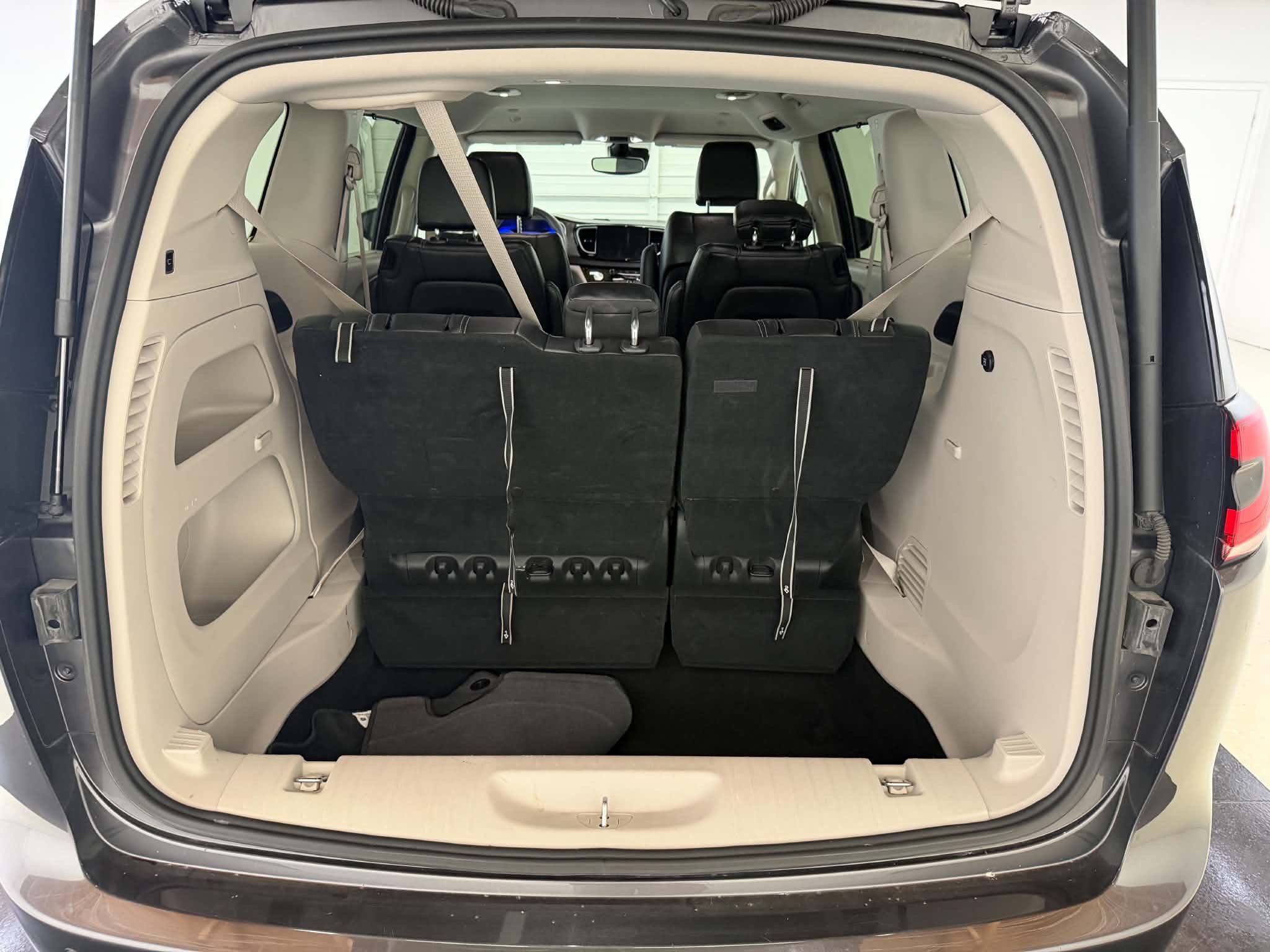 Used 2023 Chrysler Pacifica Touring-L FWD image 38