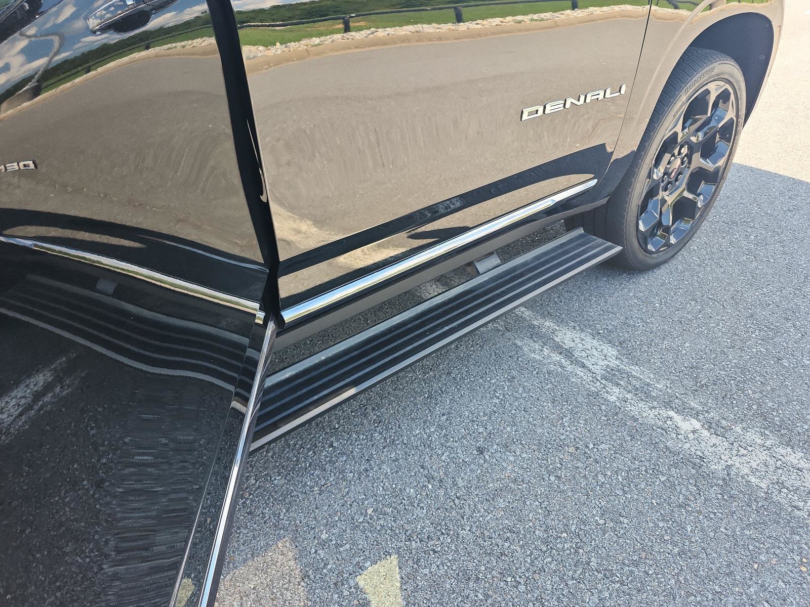 Certified 2025 GMC Yukon Denali Ultimate AWD/4WD image 8