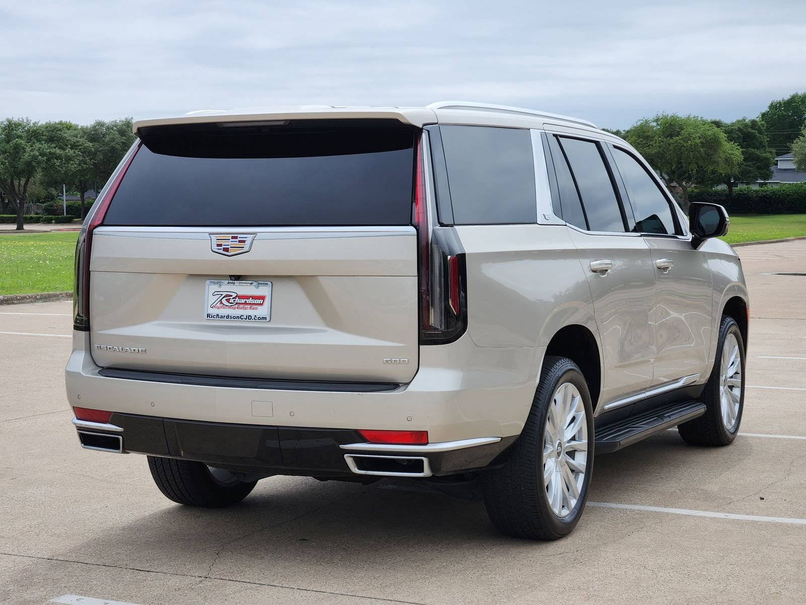 Used 2024 Cadillac Escalade Luxury w/ LPO, Floor Liner Package RWD image 6