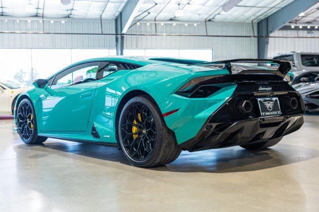 Used 2023 Lamborghini Huracan Tecnica RWD image 4
