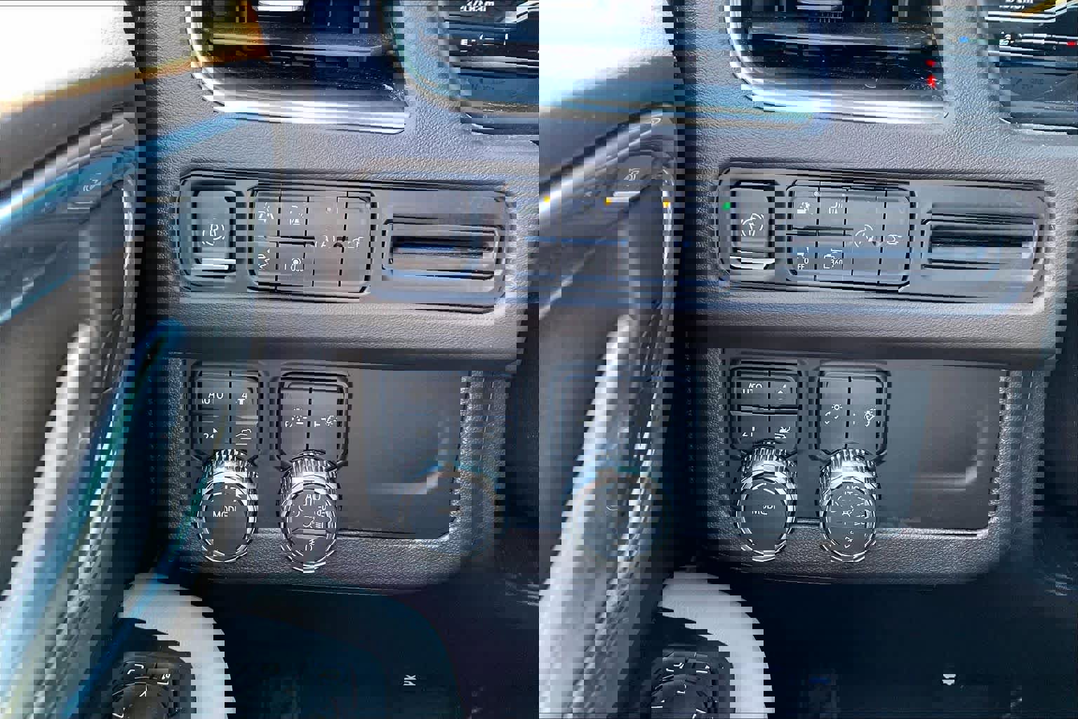 Used 2022 GMC Yukon XL SLT w/ SLT Premium Package image 34