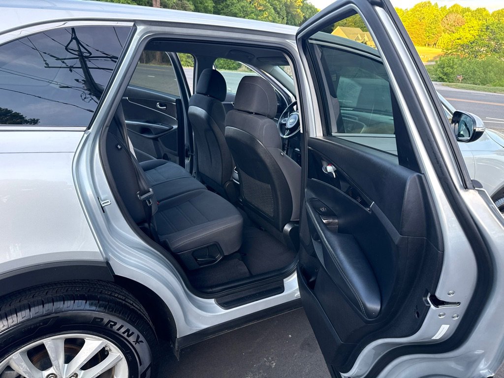 Used 2017 Kia Sorento L FWD image 12