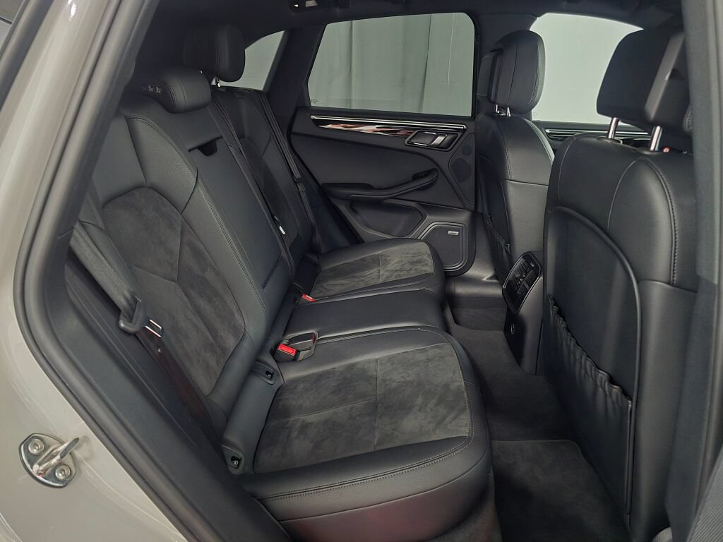 Used 2021 Porsche Macan AWD/4WD image 24