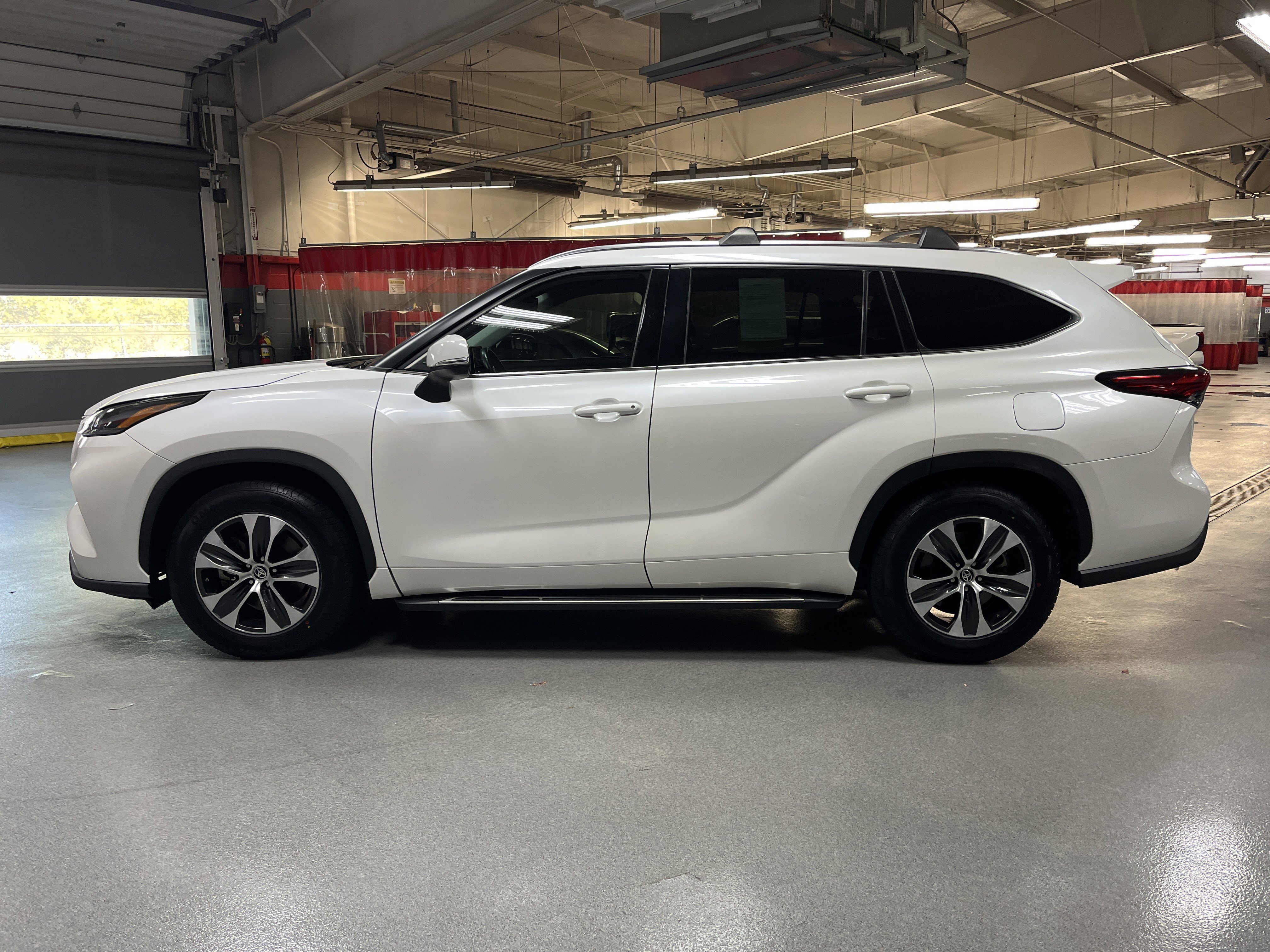 Used 2021 Toyota Highlander XLE image 7