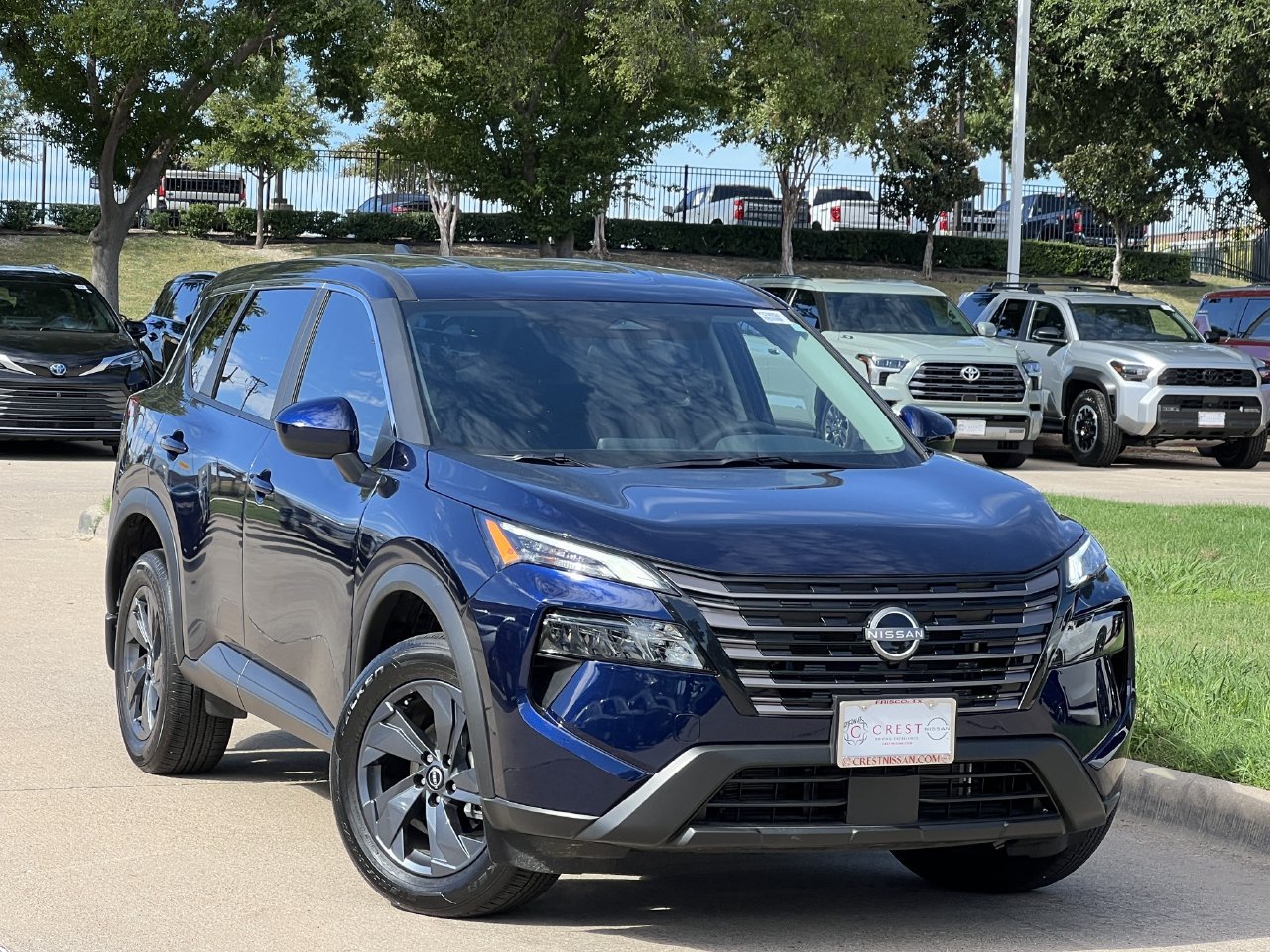 Used 2026 Nissan Rogue SV FWD image 2