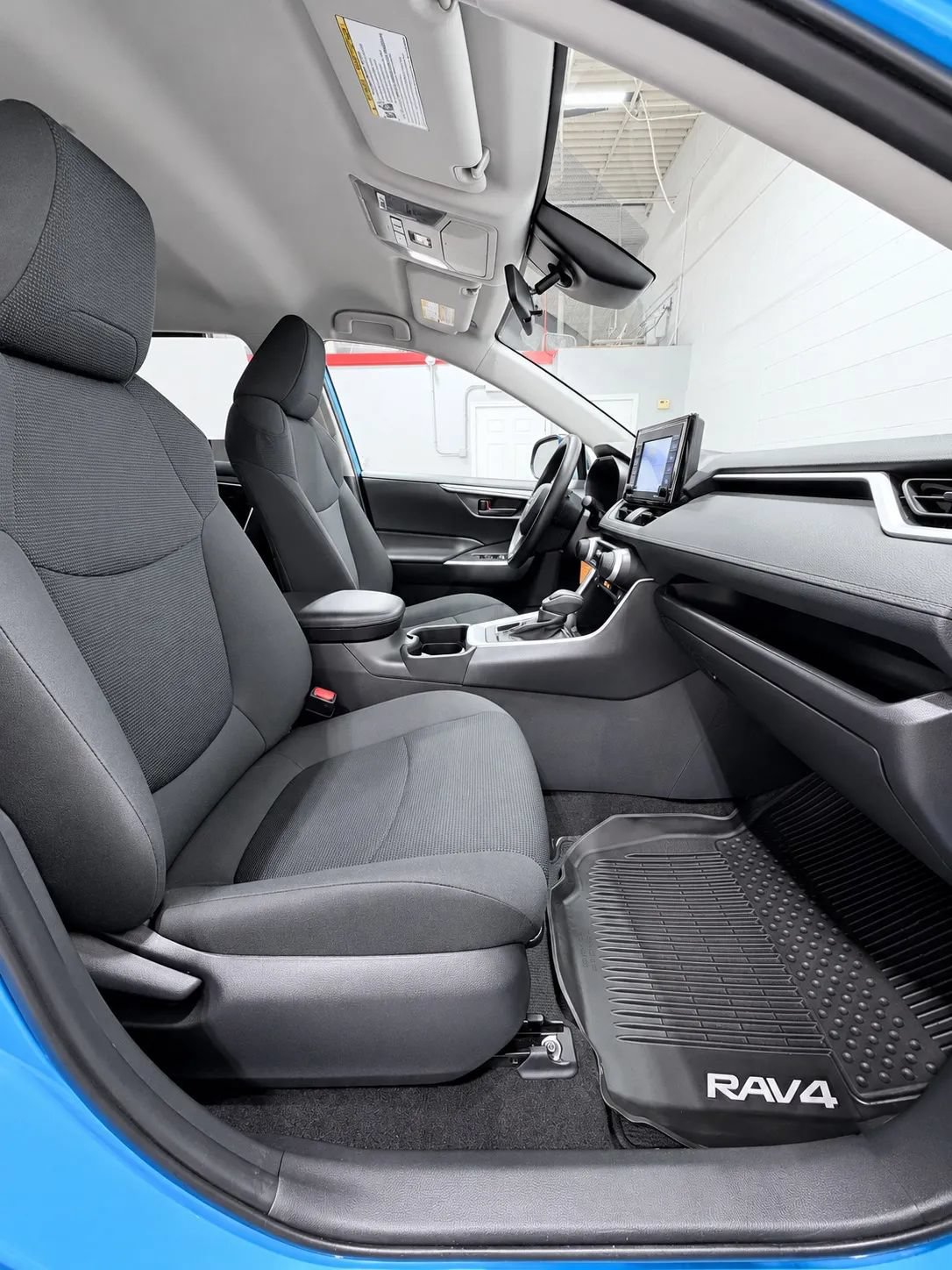Used 2021 Toyota RAV4 LE w/ Carpet Mat Package (TMS) AWD/4WD image 25