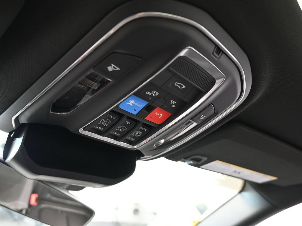 Used 2025 Jeep Grand Cherokee L Limited RWD image 19
