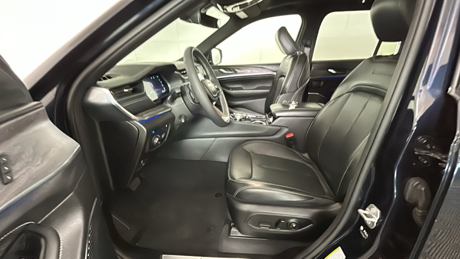 Used 2023 Jeep Grand Cherokee Overland AWD/4WD image 13
