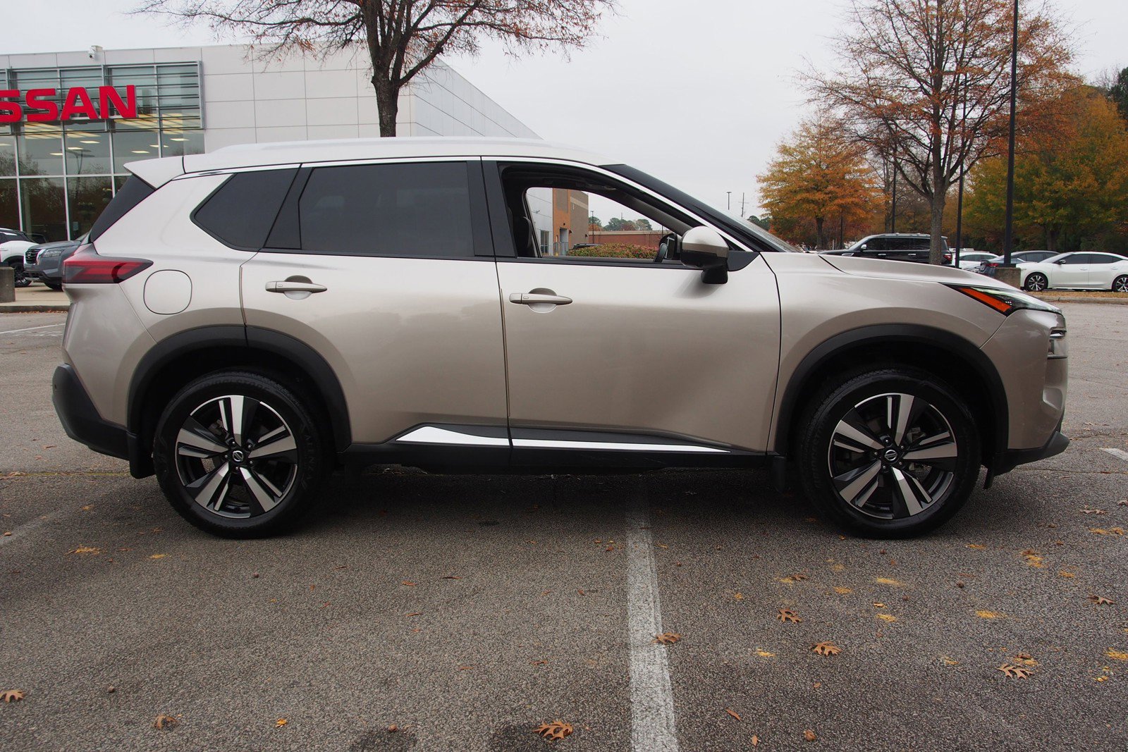 Used 2021 Nissan Rogue SL w/ Premium Package image 8