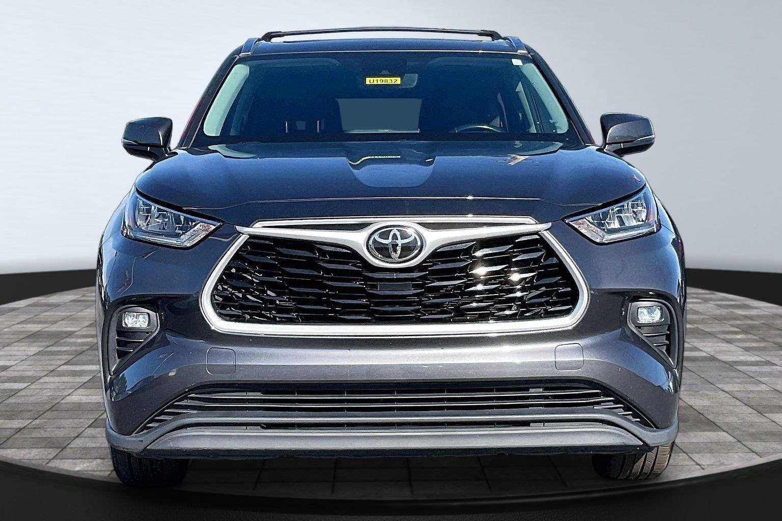 Used 2020 Toyota Highlander XLE AWD/4WD image 2