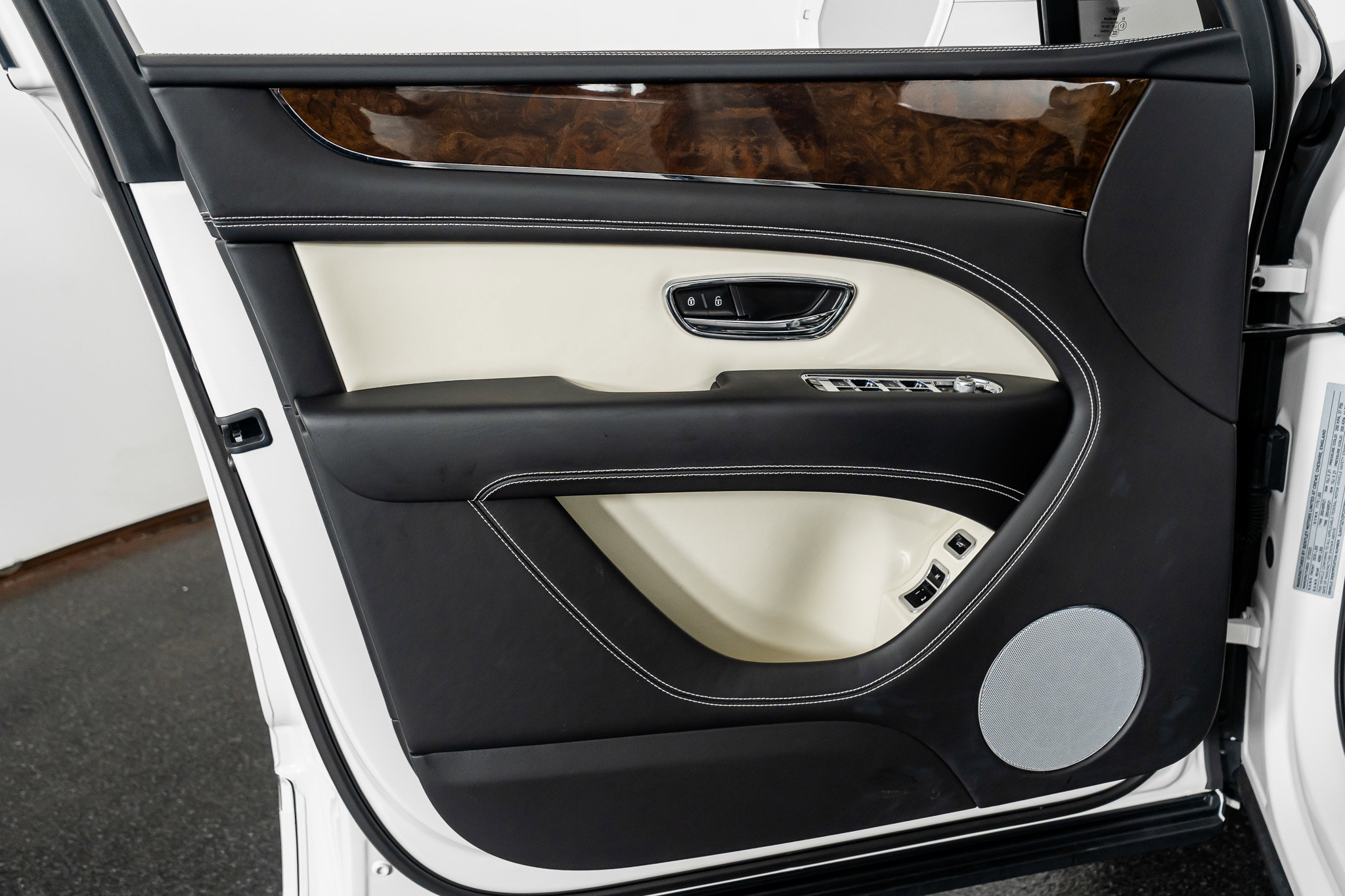 Used 2023 Bentley Bentayga Extended Wheelbase image 51