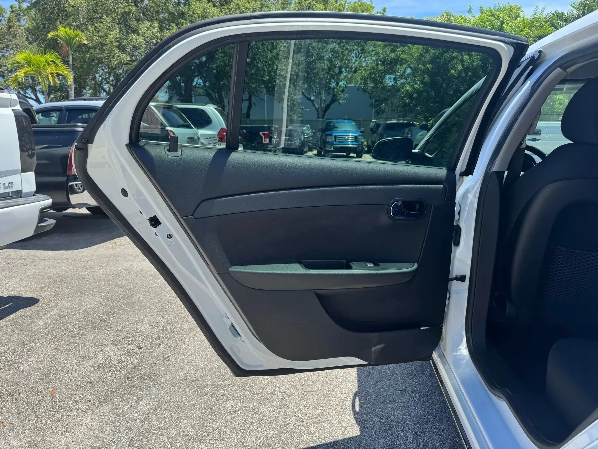 Used 2010 Chevrolet Malibu LT FWD image 11