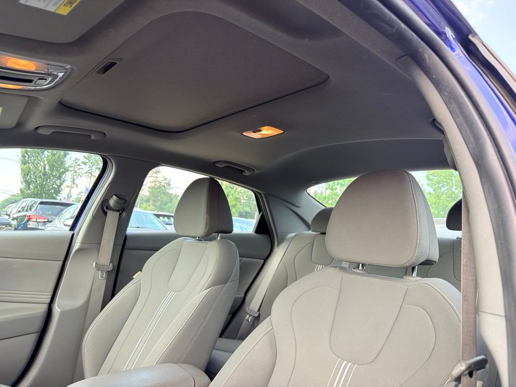 Used 2021 Hyundai Elantra SEL w/ Convenience + Premium Package FWD image 9
