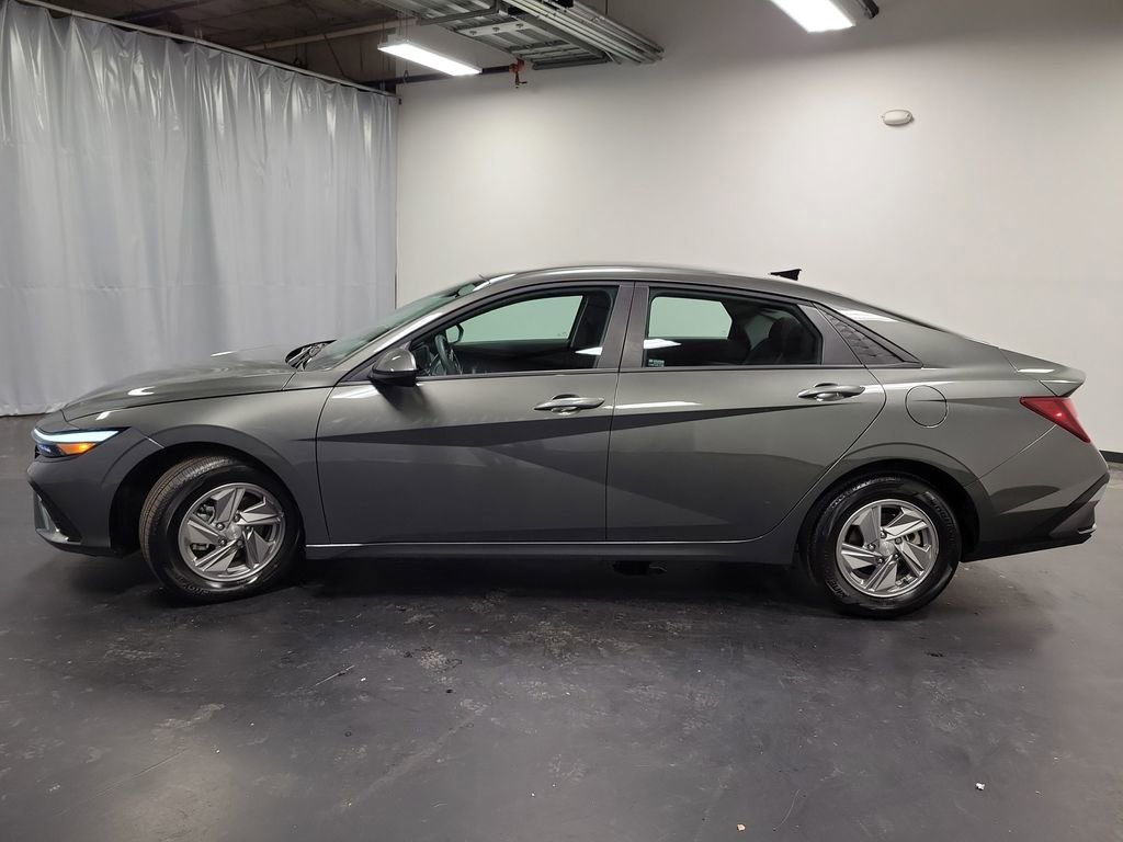 Used 2025 Hyundai Elantra SE image 5