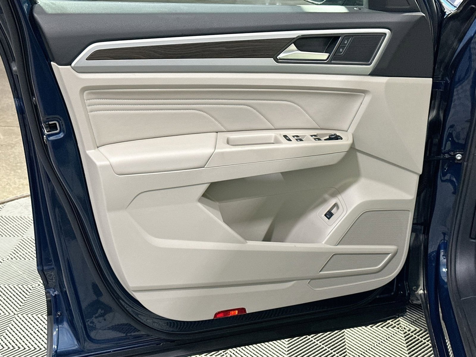 Used 2023 Volkswagen Atlas SE w/ Panoramic Sunroof Package image 15