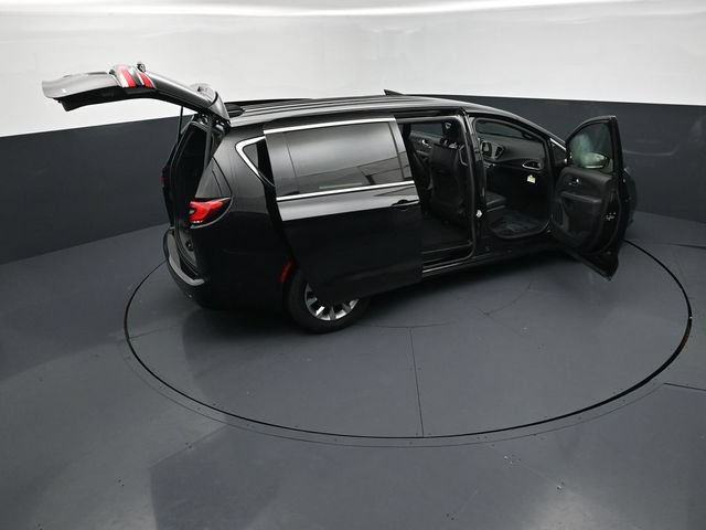 Certified 2025 Chrysler Pacifica Select AWD/4WD image 30
