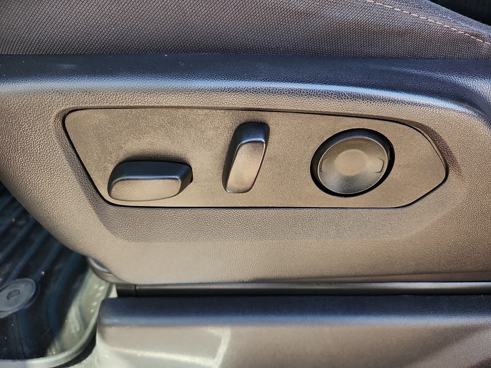 Used 2025 Chevrolet Silverado 1500 LT image 14