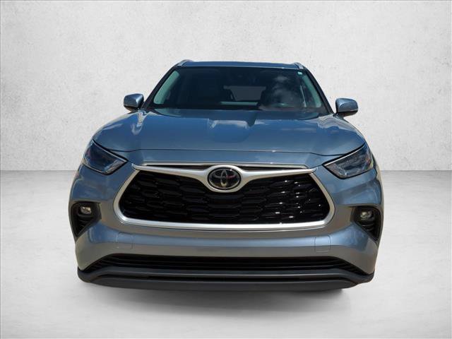 Used 2023 Toyota Highlander XLE FWD video 2