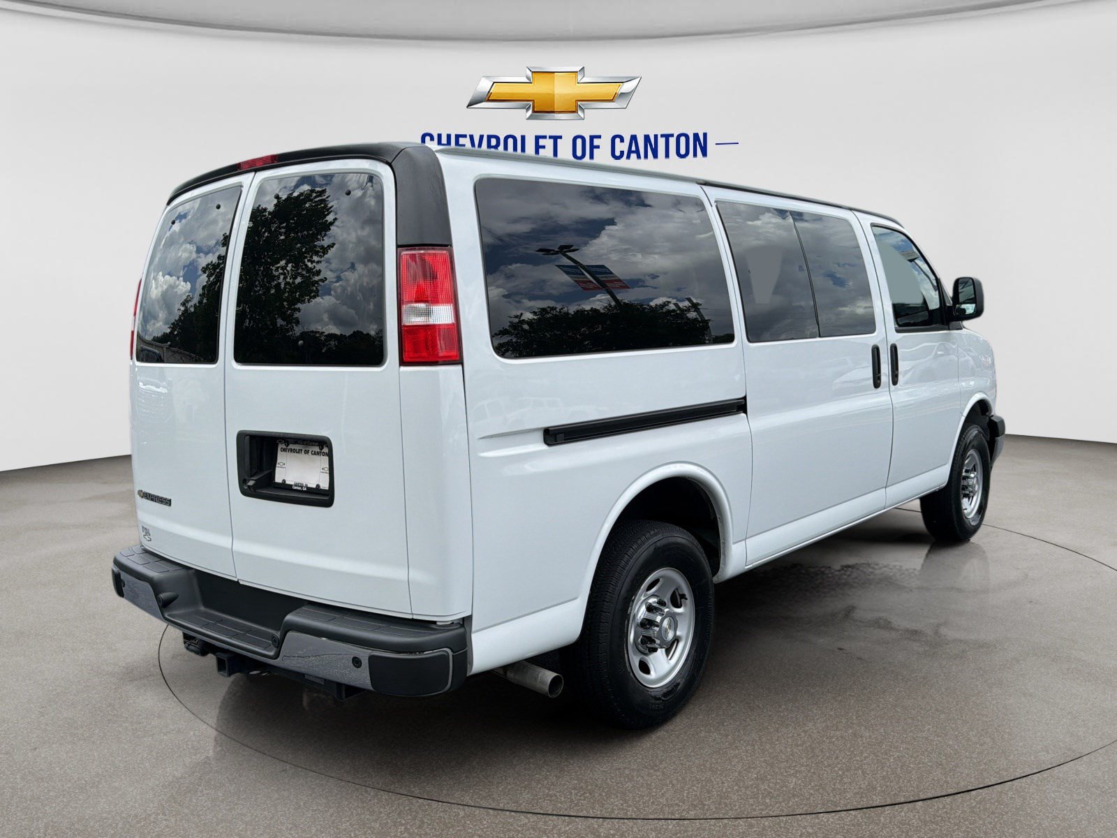 Used 2022 Chevrolet Express 2500 LT RWD image 5