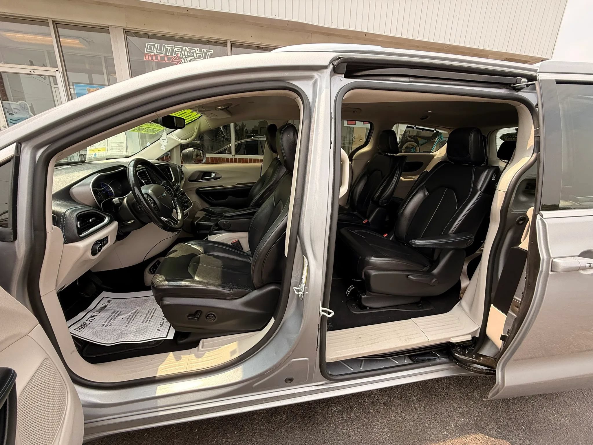 Used 2021 Chrysler Pacifica Touring-L FWD image 10