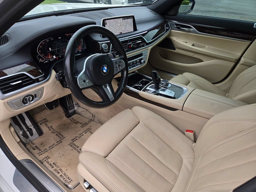 Used 2021 BMW 740i w/ M Sport Package RWD image 9