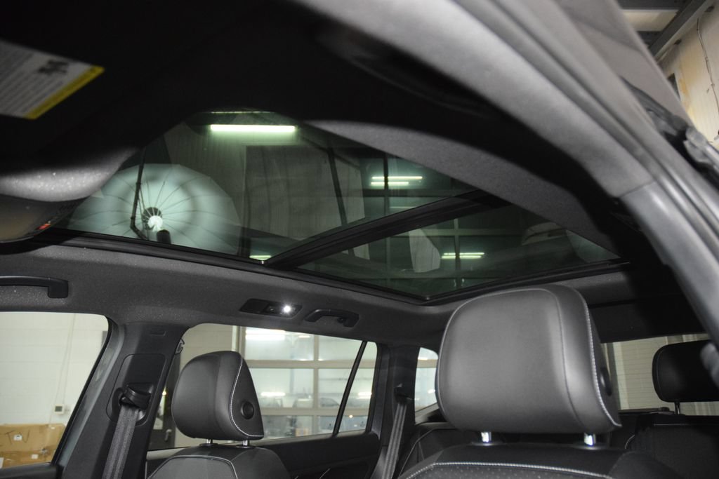 Used 2023 Volkswagen Tiguan SE R-Line AWD/4WD image 44