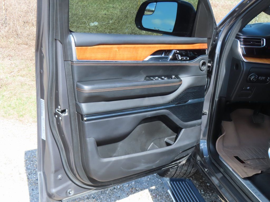 Used 2023 Jeep Grand Wagoneer Series III image 35