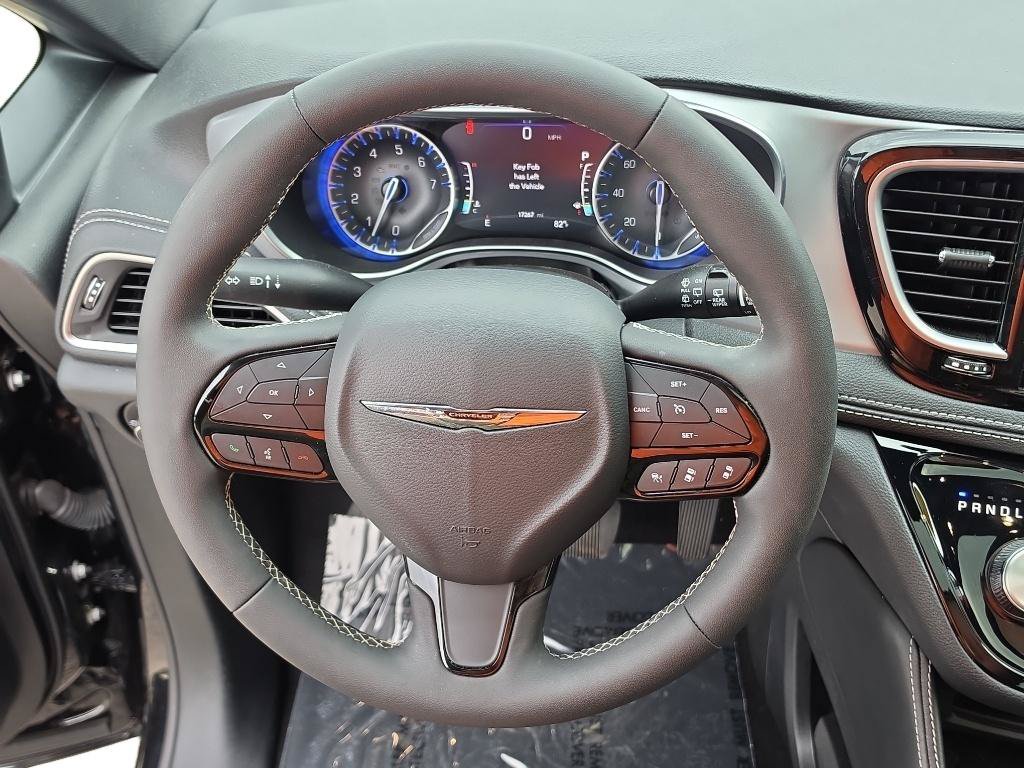 Used 2025 Chrysler Pacifica Limited FWD image 12