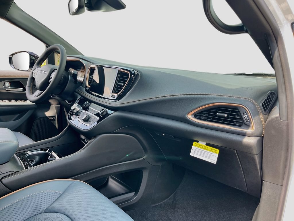 New 2027 Chrysler Pacifica Pinnacle w/ Theater Group FWD image 30